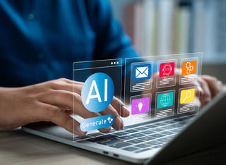Kriptopiacon kezdő befektető, aki elsajátítja az automatikus AI-kereskedés alapjait