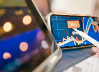 Bitcoin, Ethereum és forex opciókat vizsgáló, több piacon tevékenykedő kereskedő szakember